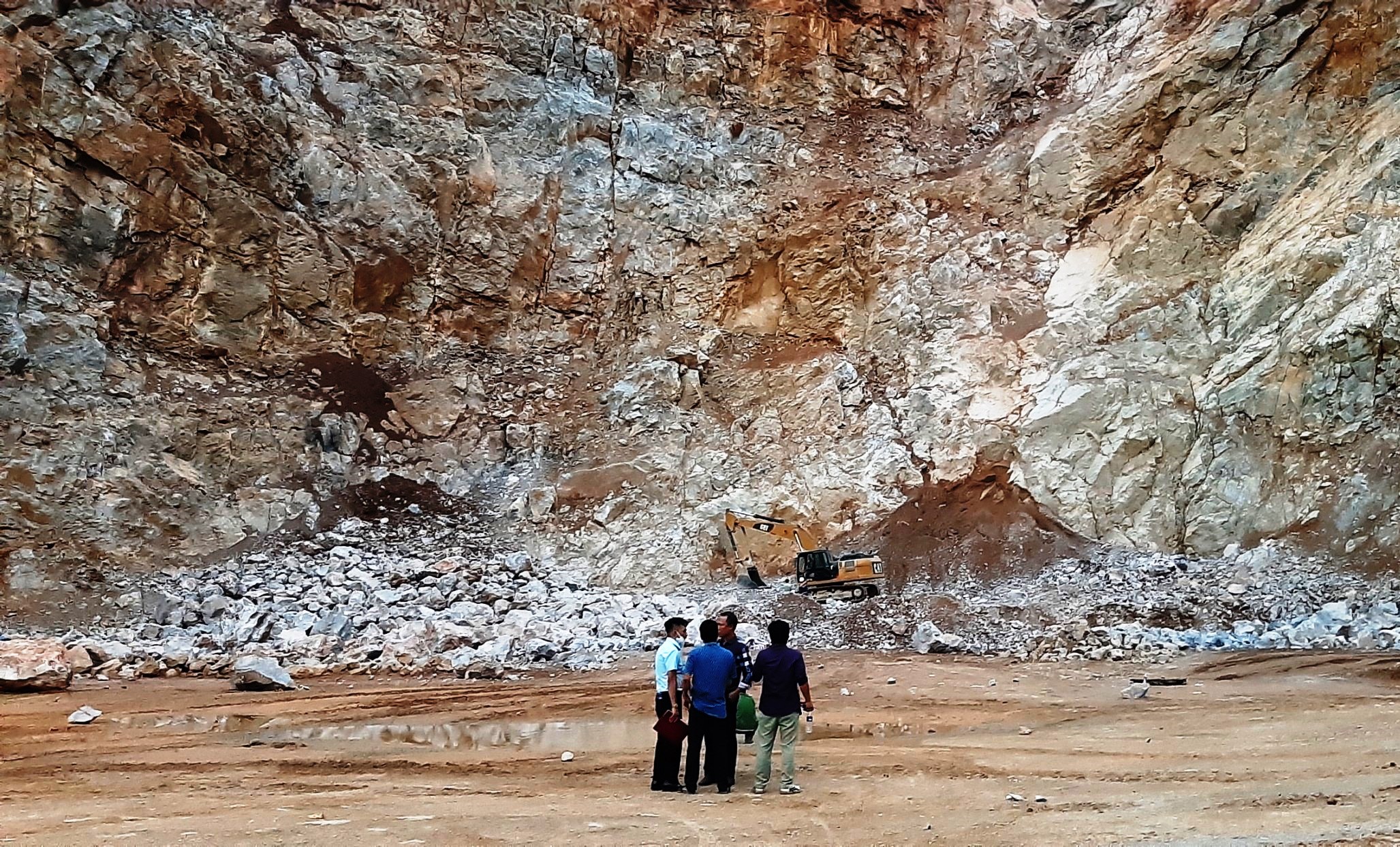 Điện Biên: Tai nạn mỏ đá khiến 3 người thương vong